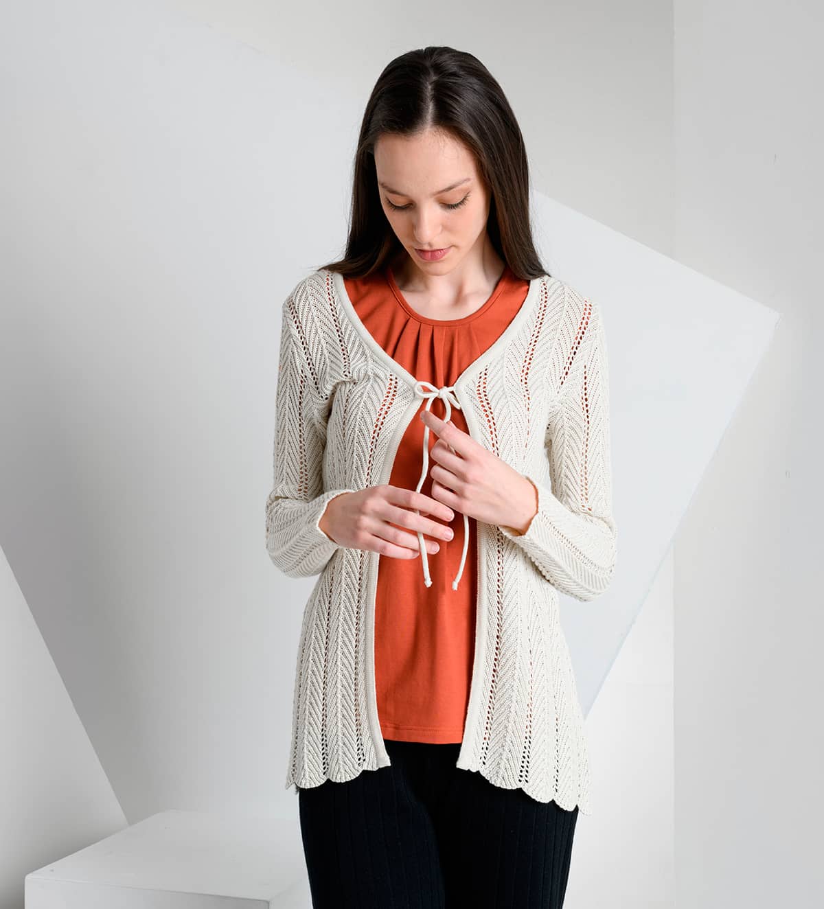 Jopica Petronela je grobo pletena, prosto padajoča čipkasta jopica. Veže se s trakcem. Je športno elegantnega videza in se odlično prilega jeans hlačam.