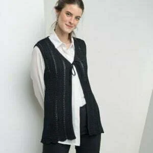 Brezrokavnik Petronela je grobo pleten čipkast brezrokavnik, ki se veže s trakom. Brezrokavnik je primeren za tople jesenske in hladne zimske dni.