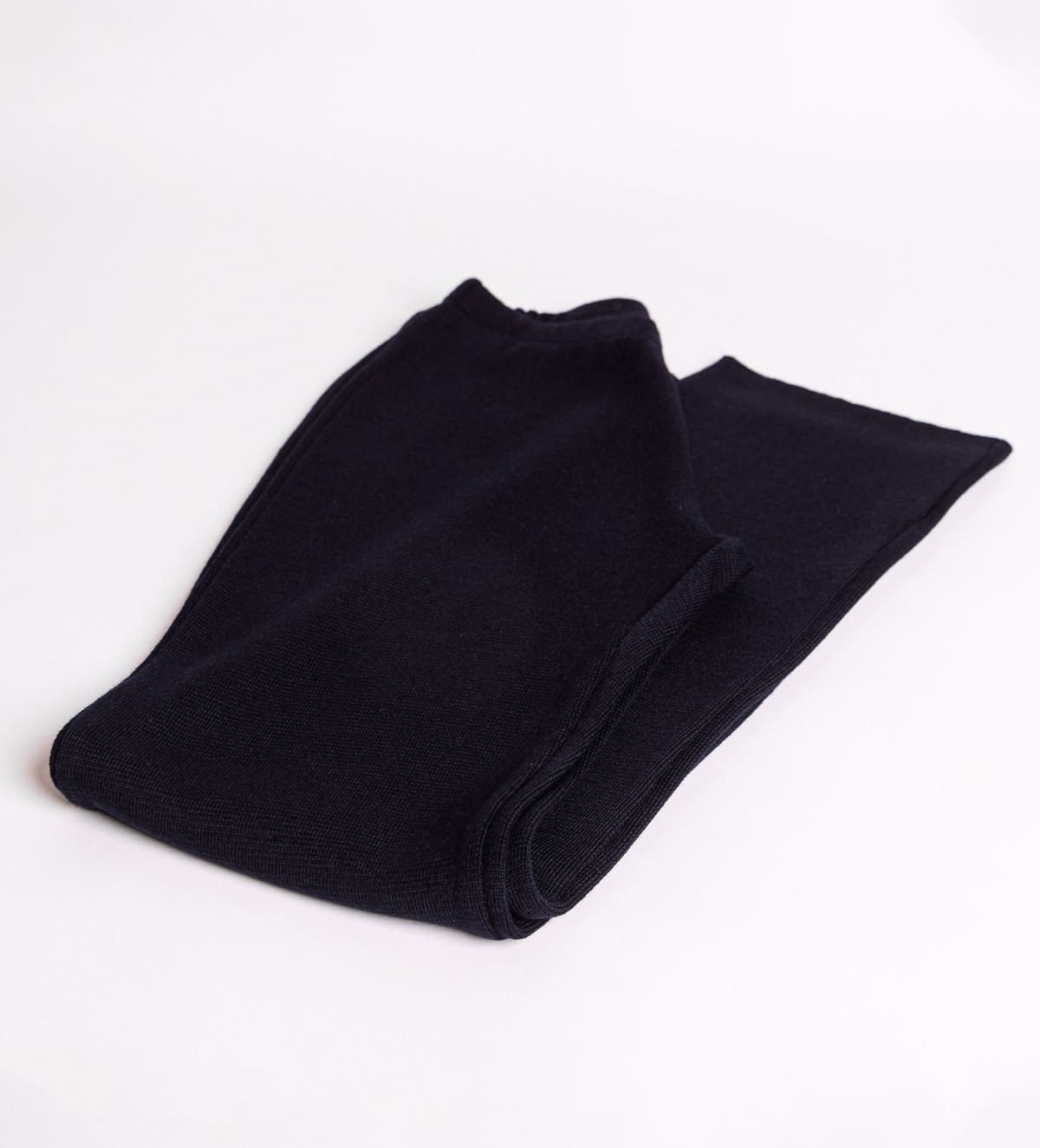 Pletene hlače so tople volnene hlače, gladko pletene iz kompaktne pletenine in z elastiko v pasu. Hlače so odlične v kombinaciji s puliji ali s puloverji.