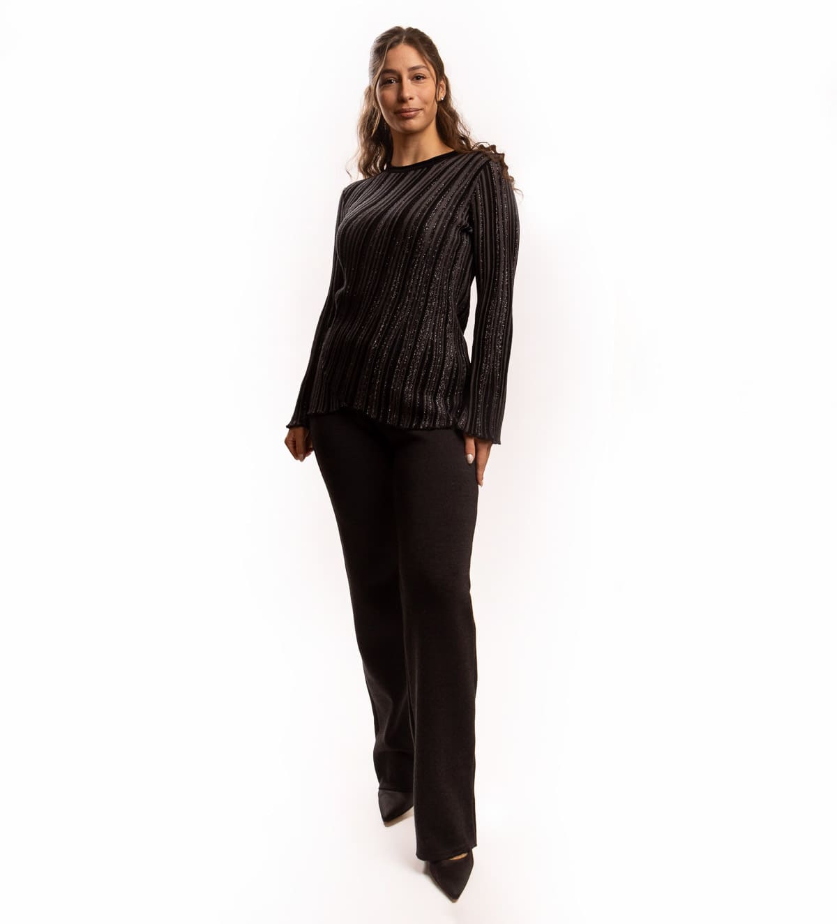 Pletene hlače so tople volnene hlače, gladko pletene iz kompaktne pletenine in z elastiko v pasu. Hlače so odlične v kombinaciji s puliji ali s puloverji.