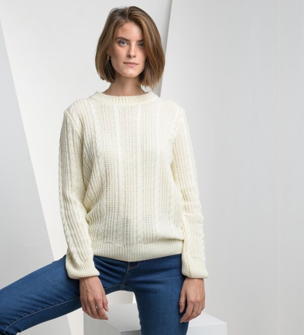 The Biserka sweater is a warm woolen sweater with a pattern of braids, with a patent at the beginning of the sweater as if it was knitted by grandmothers on knitting needles. It is universally wearable.