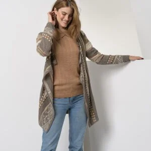 Bombažna prosto viseča jopica, pletena v modnem fantazijskem vzorcu, daljšim ovratnikom in s patentom na rokavih. Primerna za jesenske dni, odlična v kombinaciji z jeans hlačami in baretko.