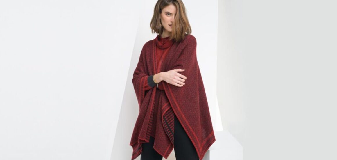 Ogrnjena punca v rdeč pleten pončo