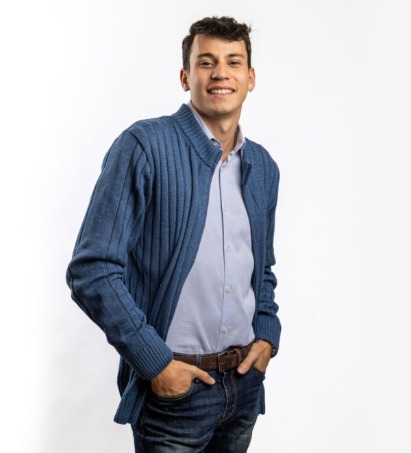 Sportlich-eleganter strickjacke aus Baumwollmischung mit geradem Streifenmuster und Rippenbündchen an Ärmeln und Saum. Der Strickjacke wird mit einem Reißverschluss geschlossen.