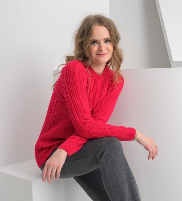 The Biserka sweater is a warm woolen sweater with a pattern of braids, with a patent at the beginning of the sweater as if it was knitted by grandmothers on knitting needles. It is universally wearable.