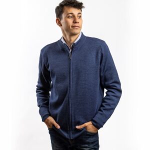 A smooth woolen cardigan that closes with a zip, its look is completed by a patent on the bottom and on the sleeves.