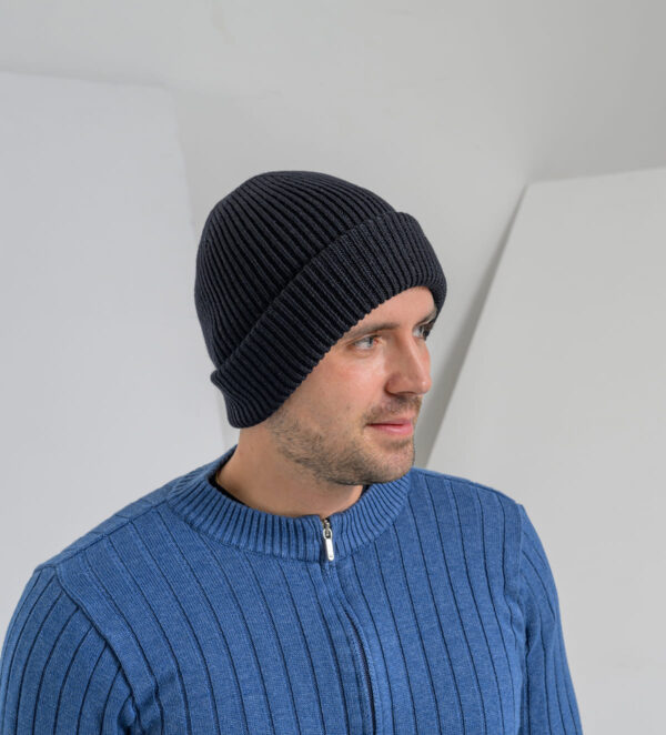 Kapa Beanie je topla volnena kapa univerzalne velikosti, ki jo lahko nosimo na več načinov.