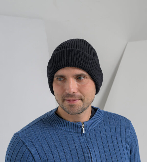 Kapa Beanie je topla volnena kapa univerzalne velikosti, ki jo lahko nosimo na več načinov.