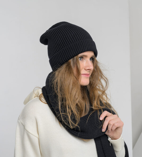Kapa Beanie je topla volnena kapa univerzalne velikosti, ki jo lahko nosimo na več načinov.