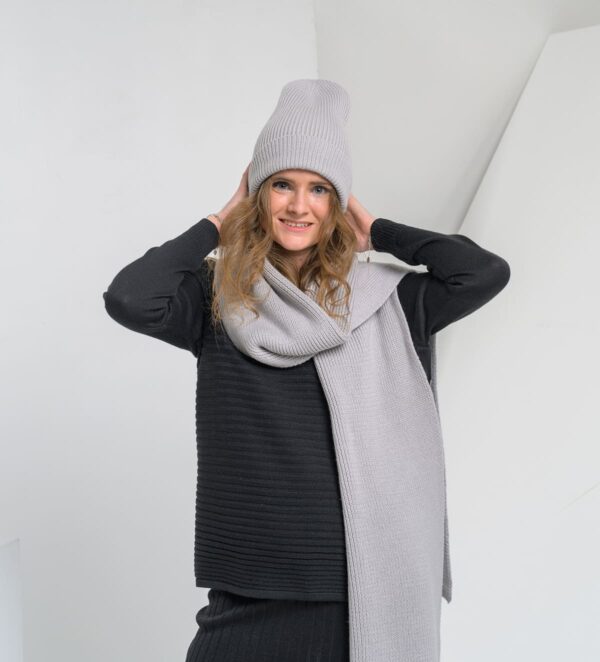 Kapa Beanie je topla volnena kapa univerzalne velikosti, ki jo lahko nosimo na več načinov.