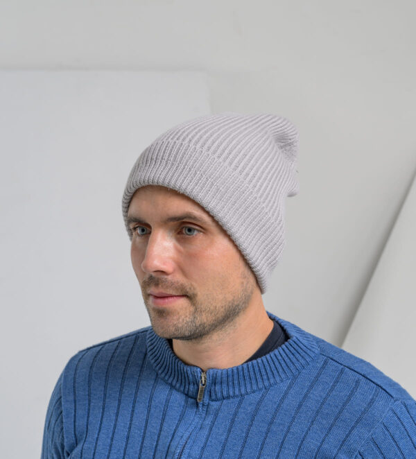 Kapa Beanie je topla volnena kapa univerzalne velikosti, ki jo lahko nosimo na več načinov.