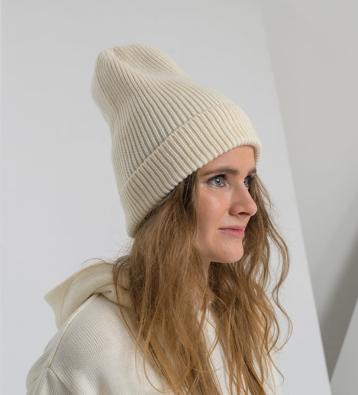Kapa Beanie je topla volnena kapa univerzalne velikosti, ki jo lahko nosimo na več načinov.