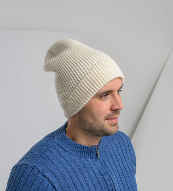 Kapa Beanie je topla volnena kapa univerzalne velikosti, ki jo lahko nosimo na več načinov.