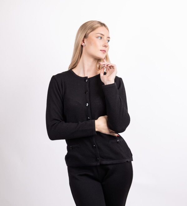 Classic women's cardigan knitted in a rice pattern, with button fastening and a round collar, which further emphasizes the classic look of the cardigan.