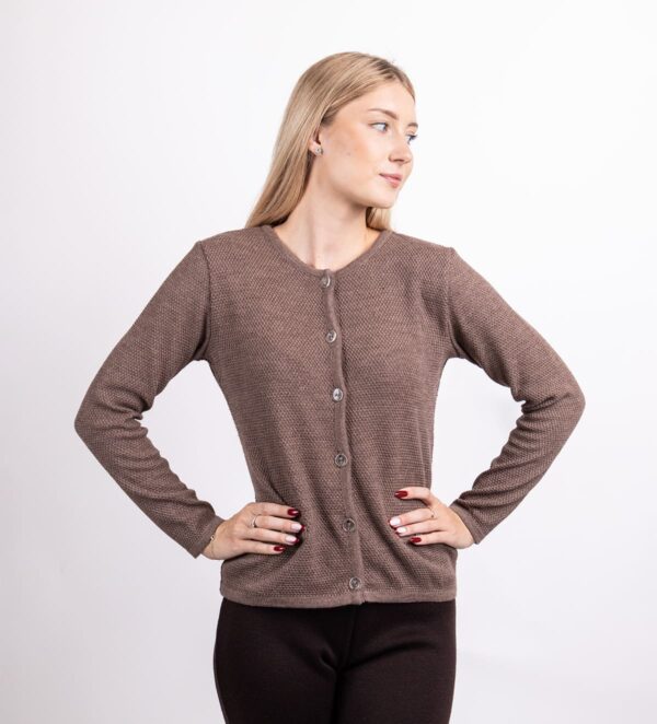 Classic women's cardigan knitted in a rice pattern, with button fastening and a round collar, which further emphasizes the classic look of the cardigan.
