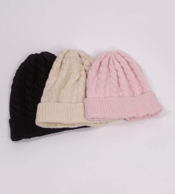 Eine warme Wintermütze mit gestricktem Zopfmuster, die im Set mit Gamashen erworben werden kann.
