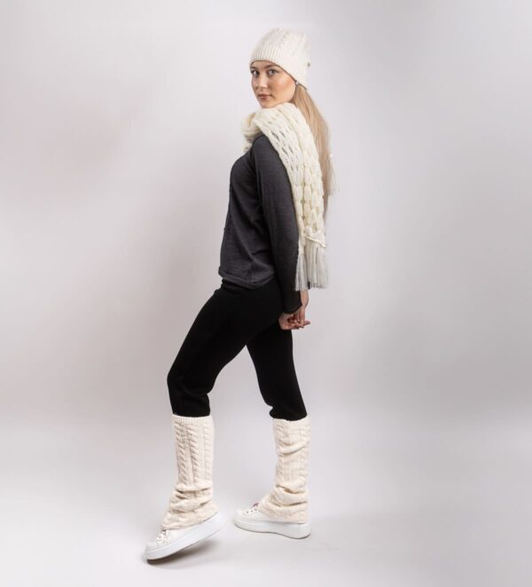Eine warme Wintermütze mit gestricktem Zopfmuster, die im Set mit Gamashen erworben werden kann.