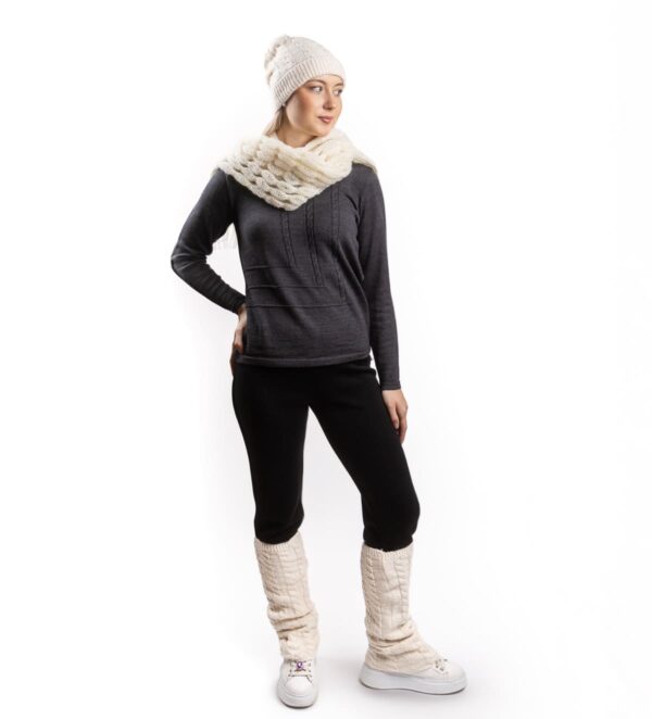 Eine warme Wintermütze mit gestricktem Zopfmuster, die im Set mit Gamashen erworben werden kann.