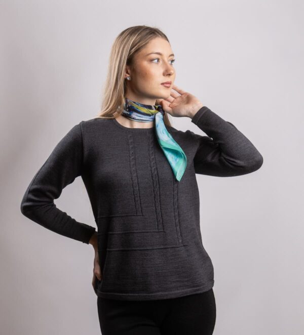 Ein klassischer Damenpullover aus Wollmischung mit Quasten in einem interessanten Reliefmuster, perfekt für Business und Freizeit.