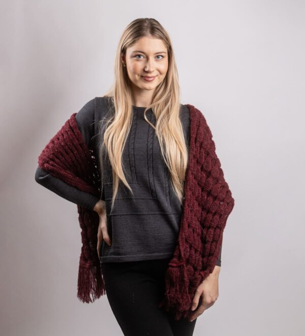 Ein klassischer Damenpullover aus Wollmischung mit Quasten in einem interessanten Reliefmuster, perfekt für Business und Freizeit.