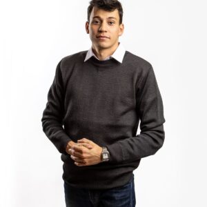 Ein klassischer Herrenpullover aus feinem Strick, der Schlichtheit und Eleganz vereint. Der gerade Schnitt und der Rundhalsausschnitt sorgen für angenehmen Tragekomfort, während die Rippbündchen an Ärmeln und Saum für guten Sitz sorgen. Dank seines vielseitigen Designs eignet er sich sowohl für den Alltag als auch für elegantere Anlässe.