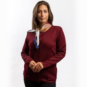 Eine klassische Jacke aus kompakter Strickware, die Komfort mit zeitlosem Stil verbindet. Sie ist mit praktischen Taschen und einem Knopfverschluss ausgestattet, was ihr Funktionalität und Eleganz verleiht. Durch ihre Vielseitigkeit passt sie sowohl zu Alltags- als auch zu eleganteren Outfits.