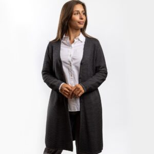 Long woolen cardigan with a V-neckline, combining warmth and elegance. Featuring practical pockets and a classic button closure, it offers both functionality and timeless style. Thanks to its length and straight cut, it pairs beautifully with both trousers and skirts, making it a perfect choice for everyday wear as well as more formal occasions.