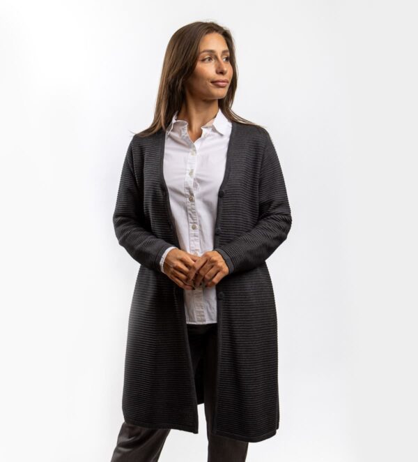 Eine lange Wolljacke mit V-Ausschnitt, die Wärme und Eleganz vereint. Sie ist mit praktischen Taschen und einem klassischen Knopfverschluss ausgestattet, was ihr Funktionalität und einen zeitlosen Look verleiht. Durch ihre Länge und den geraden Schnitt passt sie sowohl zu Hosen als auch zu Röcken und ist damit die ideale Wahl für den Alltag oder besondere Anlässe.