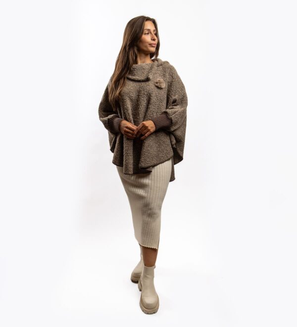 Der Rock Dolores ist ein langer Rippstrickrock, der modernes Design und Komfort vereint. Ein besonderes Detail ist der seitliche Schlitz, der eine elegante Note verleiht und gleichzeitig mehr Bewegungsfreiheit bietet. Im Bund sorgt ein elastischer Gummizug für angenehmen Sitz und ganztägigen Tragekomfort. Durch sein schlichtes und dennoch modisches Design ist der Rock Dolores die perfekte Wahl sowohl für den Alltag als auch für festlichere Anlässe.