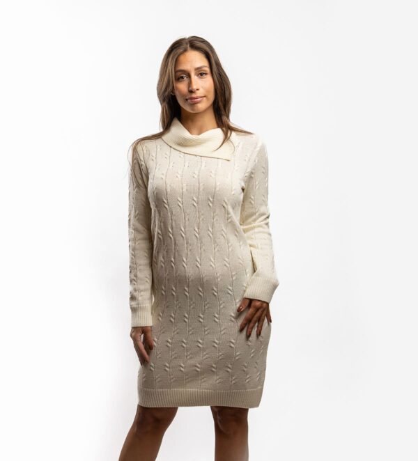 The Olivia dress is a warm knitted dress with a refined cable pattern, combining comfort and elegance. Its distinctive draped collar adds a modern, feminine touch while keeping you cozy on colder days. The dress can be easily paired with a bouclé poncho for a soft and contemporary look or with the elegant Arcela jacket for added sophistication and polish. Olivia is a versatile piece, perfect for both everyday wear and more festive occasions.