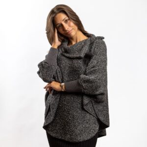 The Bukle poncho is a wool poncho with sleeves, made from fashionable bouclé knit, designed to be slipped over the head. Soft and comfortable, it provides warmth and practicality while adding a modern and distinctive look. It is the perfect choice for layering on colder days, suitable for both everyday wear and special occasions.