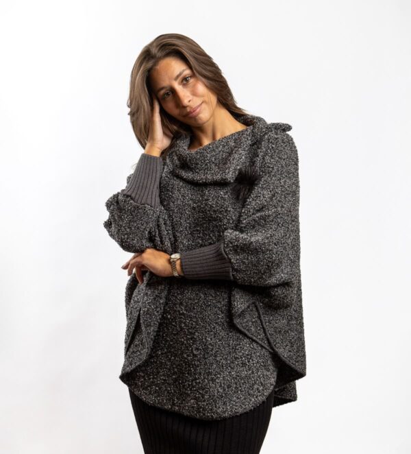 Der Poncho Bukle ist ein Wollponcho mit Ärmeln aus modischem Bouclé-Strick, der einfach über den Kopf gezogen wird. Er ist weich und bequem, bietet Wärme und Funktionalität und verleiht zugleich einen modernen und individuellen Look. Ideal für kühle Tage, lässt er sich sowohl im Alltag als auch zu besonderen Anlässen vielseitig kombinieren.