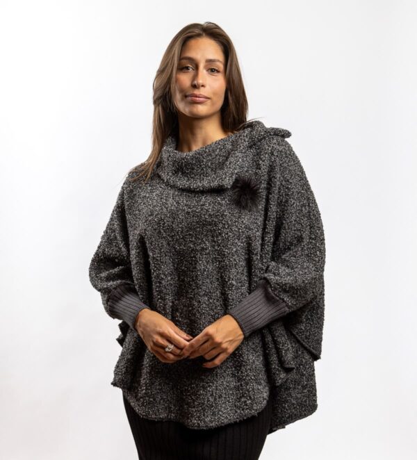 Der Poncho Bukle ist ein Wollponcho mit Ärmeln aus modischem Bouclé-Strick, der einfach über den Kopf gezogen wird. Er ist weich und bequem, bietet Wärme und Funktionalität und verleiht zugleich einen modernen und individuellen Look. Ideal für kühle Tage, lässt er sich sowohl im Alltag als auch zu besonderen Anlässen vielseitig kombinieren.
