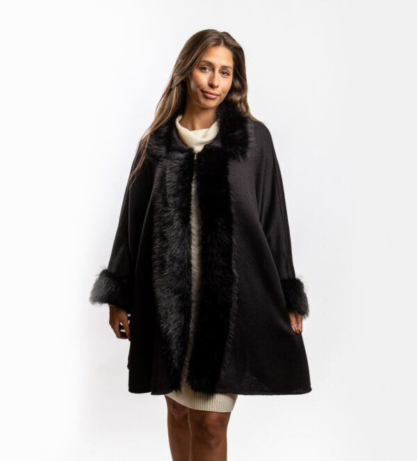 Ein eleganter und wunderschöner Poncho, veredelt mit luxuriösen Fellbesätzen an Kragen und Säumen. Die weiche Strickware sorgt für Wärme und Komfort, während das Fell einen Hauch von Raffinesse und Glamour verleiht. Ideal für kältere Tage, wenn Sie Praktisches mit modischer Eleganz verbinden möchten. Er lässt sich perfekt mit eleganten Hosen, einem Kleid oder Rock kombinieren und macht jedes Outfit zu einem stilvollen Hingucker.