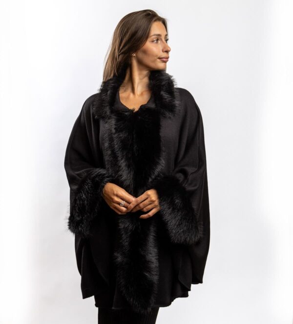 Ein eleganter und wunderschöner Poncho, veredelt mit luxuriösen Fellbesätzen an Kragen und Säumen. Die weiche Strickware sorgt für Wärme und Komfort, während das Fell einen Hauch von Raffinesse und Glamour verleiht. Ideal für kältere Tage, wenn Sie Praktisches mit modischer Eleganz verbinden möchten. Er lässt sich perfekt mit eleganten Hosen, einem Kleid oder Rock kombinieren und macht jedes Outfit zu einem stilvollen Hingucker.