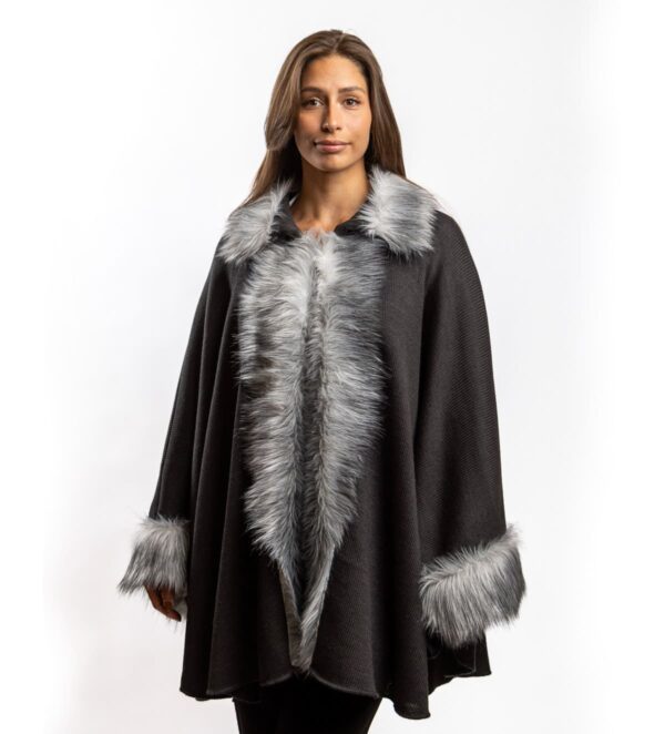 Ein eleganter und wunderschöner Poncho, veredelt mit luxuriösen Fellbesätzen an Kragen und Säumen. Die weiche Strickware sorgt für Wärme und Komfort, während das Fell einen Hauch von Raffinesse und Glamour verleiht. Ideal für kältere Tage, wenn Sie Praktisches mit modischer Eleganz verbinden möchten. Er lässt sich perfekt mit eleganten Hosen, einem Kleid oder Rock kombinieren und macht jedes Outfit zu einem stilvollen Hingucker.