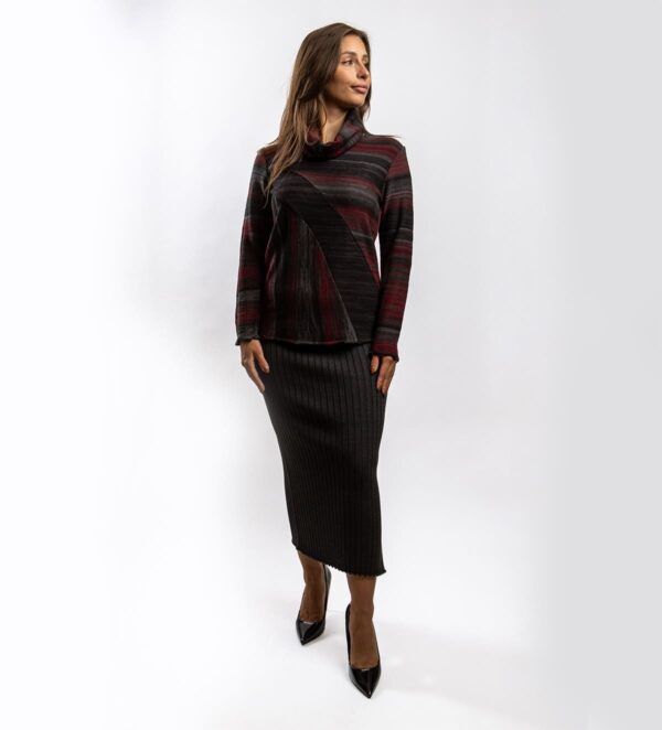 Pulover Arnetta je udoben volnen pulover, izdelan iz prelivajoče pletenine, ki očara z zanimivim barvnim prehodom in sodobnim videzom. Posebnost tega modela je snemljiv ovratnik, ki elegantno nadomesti šal ter poskrbi za dodatno toplino in praktičnost. Zaradi svoje unikatne zasnove je pulover primeren tako za vsakodnevne kot tudi za nekoliko bolj posebne priložnosti, saj združuje toplino, udobje in prefinjen slog.