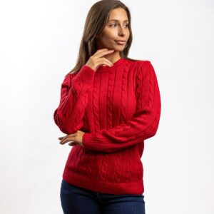 Je športno-eleganten pulover, ki združuje udobje in stil v popolni harmoniji. Izdelan je iz mešanice kakovostnega bombaža, kar mu daje prijetno mehkobo in zračnost, obenem pa zagotavlja dolgotrajno obstojnost. Vzorec kitk dodaja subtilen, a eleganten pridih, medtem ko patent v pasu lepo poudari silhueto in doda strukturo. Pulover ima okrogel izrez, ki omogoča udobno nošenje in se odlično poda k različnim vrstam oblačil. S svojo preprosto, a prefinjeno obliko je idealen za kombiniranje s hlačami ali krilom, kar omogoča številne različne stajlinge, tako za vsakodnevne priložnosti kot za večerne izhode. Zaradi svoje vsestranskosti je nepogrešljiv kos v vsakem modnem garderobnem kosu.