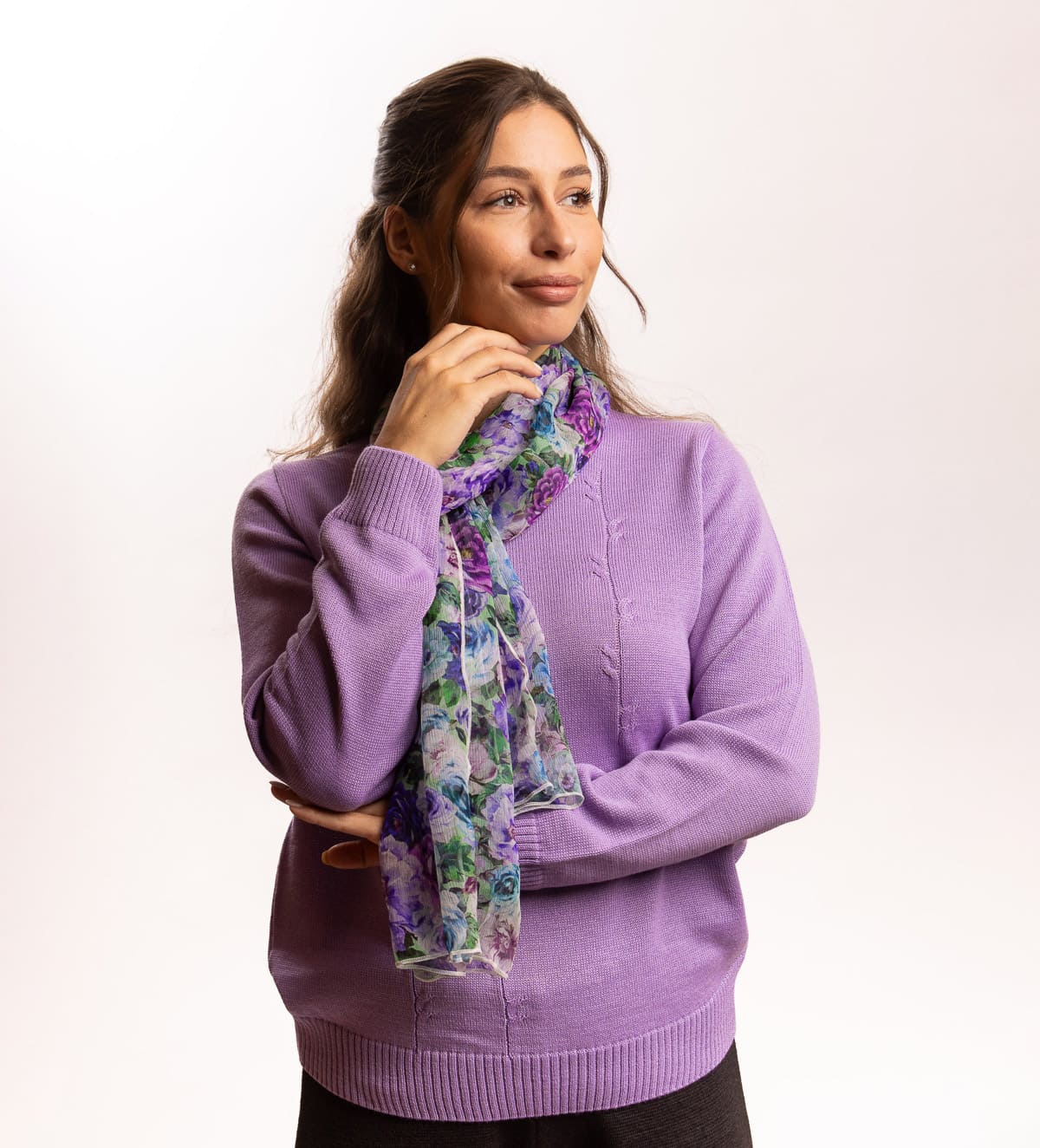 Pulover Olivia je klasičen ženski pulover iz mehke pletenine, ki nudi toplino in udobje. Diskreten vzorec na sprednjem delu dodaja nežno dekorativno noto, medtem ko preprost kroj omogoča enostavno kombiniranje z različnimi oblačili. Primeren je za vsakodnevno nošenje, hkrati pa dovolj eleganten za bolj posebne priložnosti.