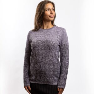 Der Pullover Tara ist ein klassischer Damenpullover aus weicher zweifarbiger Strickware, der Komfort und Eleganz vereint. Dank der Rippbündchen am Saum und an den Ärmeln behält er seine Form und verleiht einen zeitlosen Look. Das schlichte, aber sorgfältig gestaltete Design macht ihn zu einem vielseitig kombinierbaren Kleidungsstück – ob leger mit Jeans oder elegant mit Hose oder Rock. Der Pullover Tara hält Sie an kühleren Tagen warm und sorgt zugleich dafür, dass Sie immer stilvoll und gepflegt aussehen.