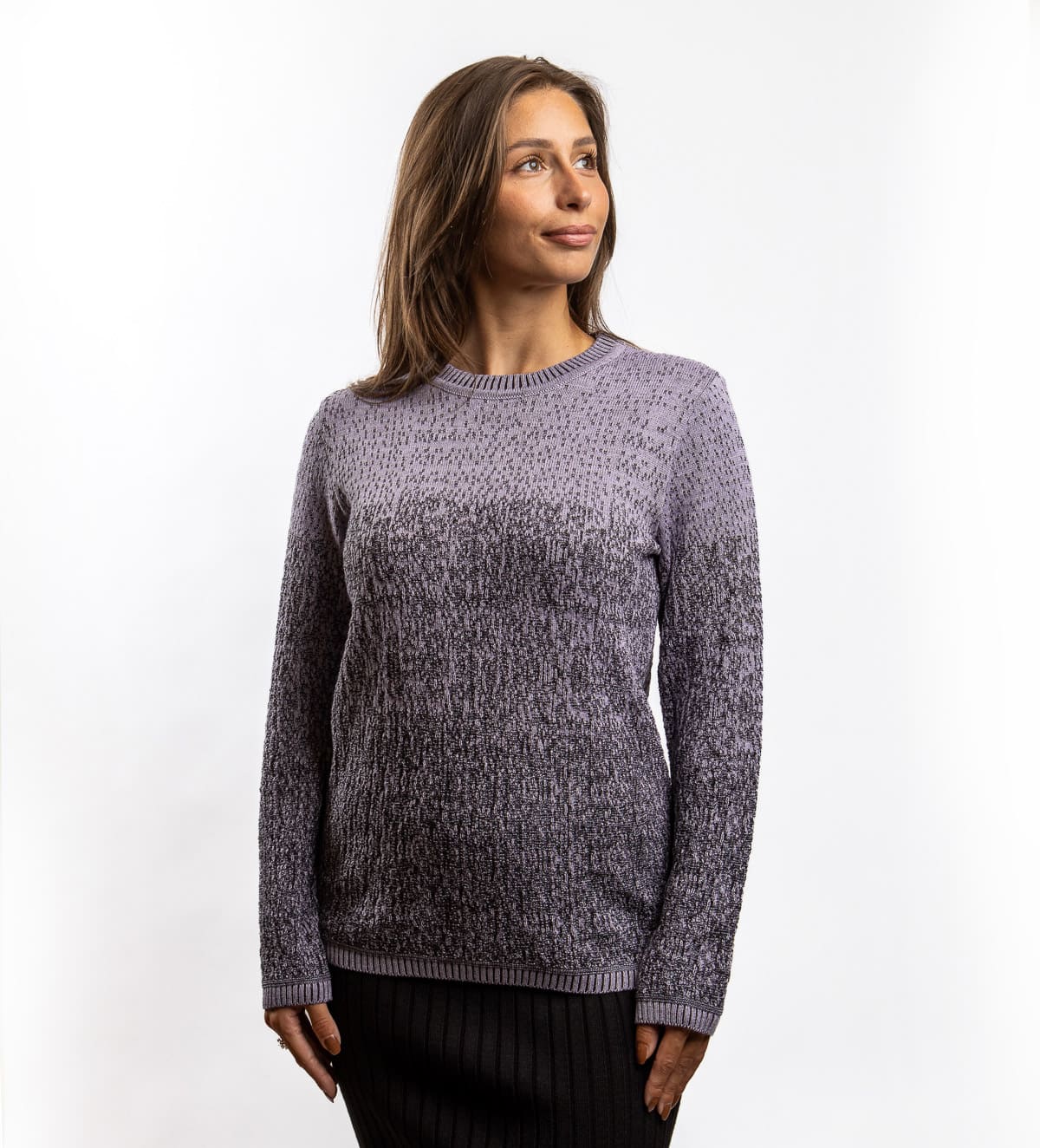 Pulover Tara je klasičen ženski pulover iz mehke dvobarvne pletenine, ki združuje udobje in eleganco. Zahvaljujoč patentu na spodnjem robu in rokavih lepo ohranja obliko ter nudi brezčasen videz. Njegova preprosta, a skrbno oblikovana zasnova omogoča enostavno kombiniranje z različnimi oblačili – od kavbojk za sproščen videz do elegantnih hlač ali krila za bolj urejene priložnosti. Pulover Tara je kos, ki vas bo grel v hladnejših dneh in hkrati poskrbel, da boste vedno videti modno in urejeno.