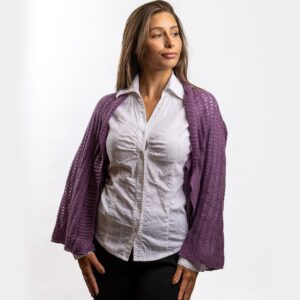 Scarf with sleeves Ana, reminiscent of a bolero, that keeps you warm on cold winter days. The soft knit and practical design combine warmth and comfort while adding a touch of sophistication to your look.
