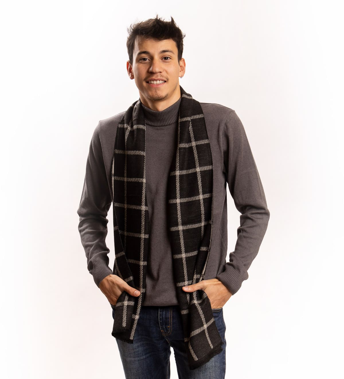 Elegantni džemper sa dolčevitom, koji je idealan za nošenje ispod jakne ili sakoa. Svojom tankom i udobnom tkaninom pruža savršen balans između topline i lakoće, zbog čega je prikladan za različite prilike.