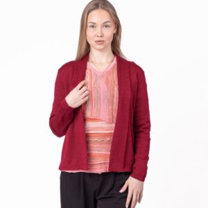 Tanjša pletena jopica s šal ovratnikom in poudarjenim pasom, ki lepo poudari silhueto. Preprost, eleganten kroj omogoča enostavno kombiniranje za vsakodnevne ali bolj urejene priložnosti. Na fotografiji je kombinirana s puloverjem Marieta.