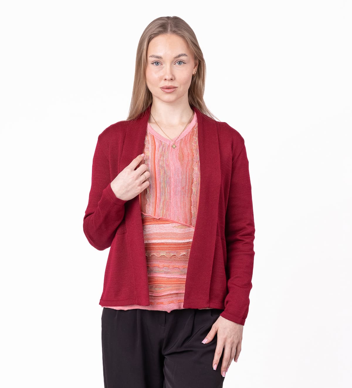 A thin knitted cardigan with a shawl collar and a defined belt that beautifully accentuates the silhouette. The simple, elegant cut makes it easy to style for everyday wear or more polished occasions. In the photo, it is paired with the Marieta sweater.