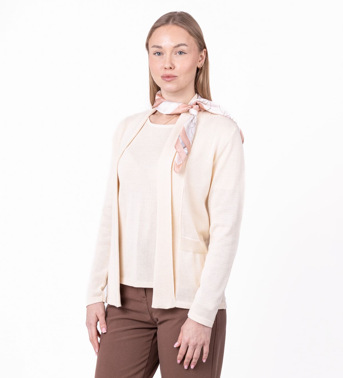 A thin knitted cardigan with a shawl collar and a defined belt that beautifully accentuates the silhouette. The simple, elegant cut makes it easy to style for everyday wear or more polished occasions. In the photo, it is paired with the Marieta sweater.