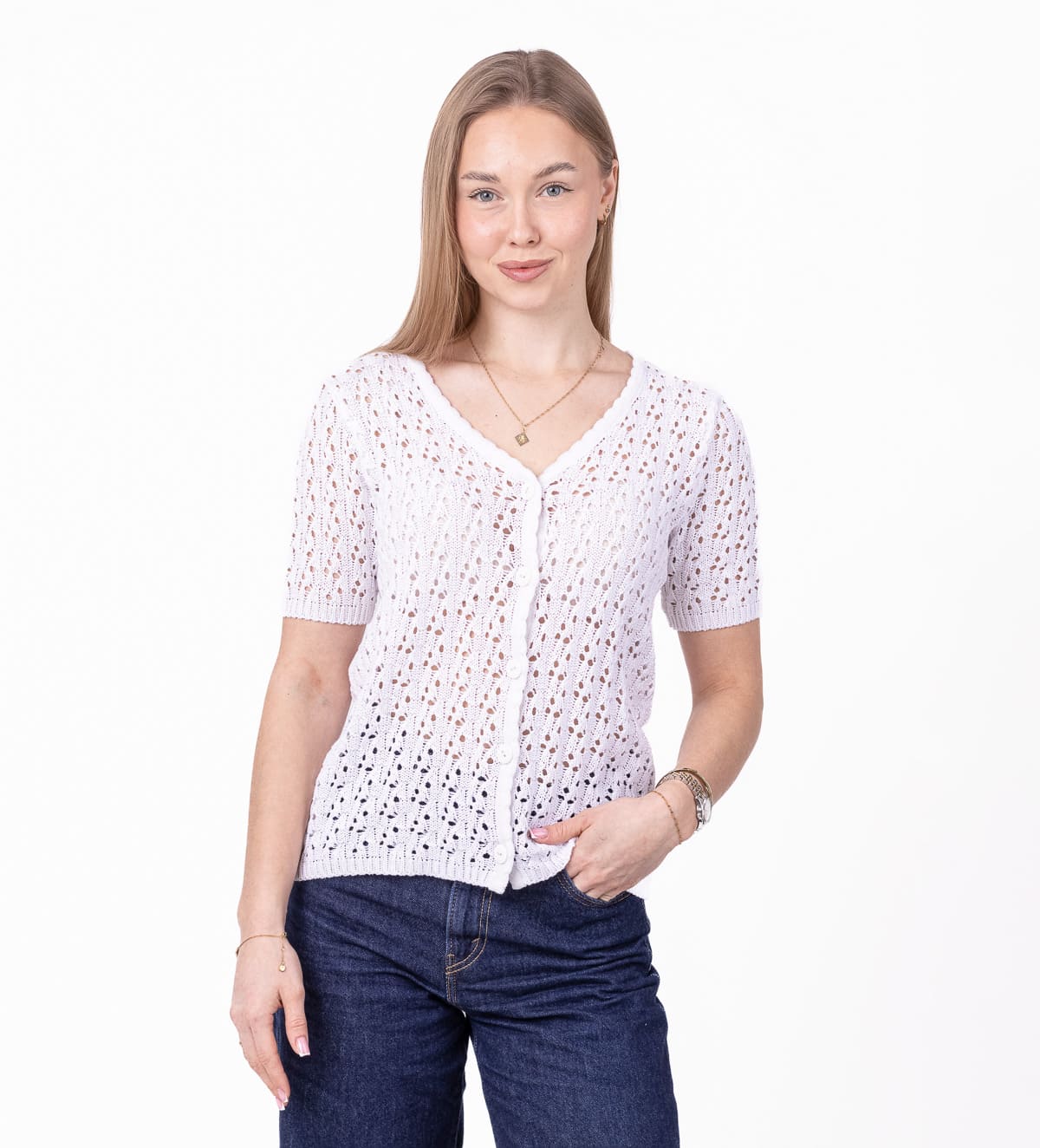 Eine luftige Baumwoll-Strickjacke aus modernem Netzstrick mit V-Ausschnitt und Knopfleiste. Kurze Ärmel und die leichte Strickstruktur verleihen einen frischen, femininen Look, während der gerippte Abschluss unten für eine schöne Passform sorgt. Perfekt für wärmere Tage und zum Kombinieren mit Tops, Kleidern, Jeans oder eleganten Hosen.