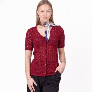 Eine luftige Baumwoll-Strickjacke aus modernem Netzstrick mit V-Ausschnitt und Knopfleiste. Kurze Ärmel und die leichte Strickstruktur verleihen einen frischen, femininen Look, während der gerippte Abschluss unten für eine schöne Passform sorgt. Perfekt für wärmere Tage und zum Kombinieren mit Tops, Kleidern, Jeans oder eleganten Hosen.