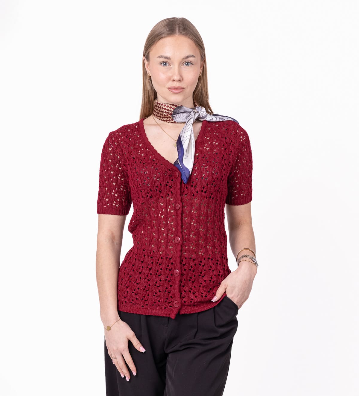 Eine luftige Baumwoll-Strickjacke aus modernem Netzstrick mit V-Ausschnitt und Knopfleiste. Kurze Ärmel und die leichte Strickstruktur verleihen einen frischen, femininen Look, während der gerippte Abschluss unten für eine schöne Passform sorgt. Perfekt für wärmere Tage und zum Kombinieren mit Tops, Kleidern, Jeans oder eleganten Hosen.