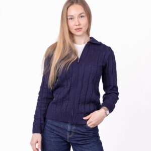 Eine sportliche Baumwoll-Strickjacke mit Zopfmuster, das ihr einen klassischen und gepflegten Look verleiht. Sie verfügt über einen Kragen, einen Reißverschluss und lange Ärmel, während die gerippten Abschlüsse für eine schöne Passform sorgen. Lässt sich hervorragend mit Jeans oder klassischen Hosen kombinieren und eignet sich für den Alltag.